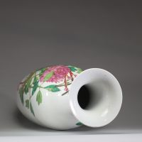 CHINE — Grand vase balustre en porcelaine polychrome à décor de pivoines et d'oiseaux, inscription calligraphiée, période fin XIXe-début XXe siècle