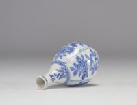 Petit vase en blanc et bleu à décor de fleurs de l'époque Kangxi (1661-1722)