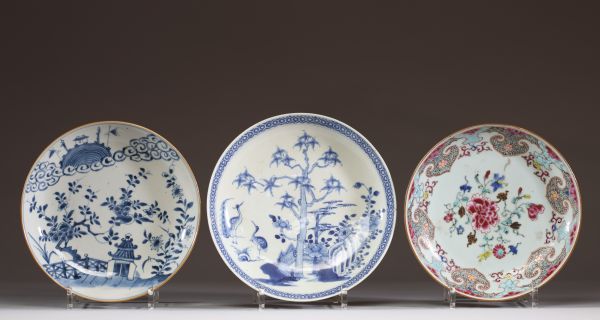 Chine - Ensemble de deux plats en porcelaine blanc bleu et un famille rose, XVIIIème.