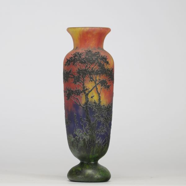 Daum Nancy Vase en verre multicouche gravé à l’acide à décor lacustre, vers 1900