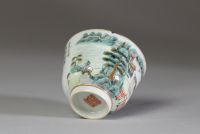Chine - Ensemble de deux bols en porcelaine polychrome famille rose, époque Qing.