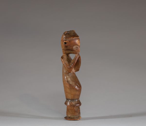 Afrique RDC - Statue figurative en bois sculpté Hungaan/Hungana, première moitié XXème.