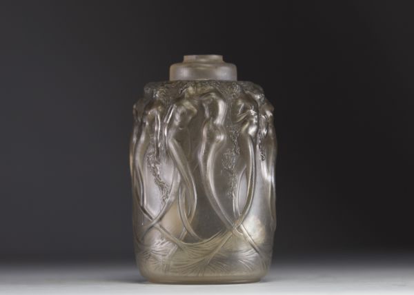 René LALIQUE (1860-1945) Pressed and patinated moulded glass ‘Sirènes’ perfume burner, circa 1920, signed.