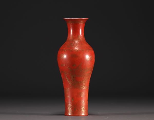 Chine - Vase en porcelaine de couleur corail à décor de dragon couleur or, époque XIXème.
