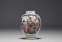 Chine - Vase en porcelaine polychrome à décor de personnages, Qianlong.