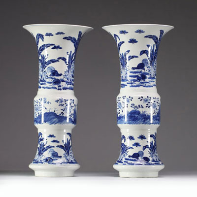 Chine - Paire de vases Gu en porcelaine blanc bleu à décor floral de coqs et poules , marque et époque Kangxi. Bon état