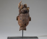 Afrique RDC - Ancienne tête Yaka en bois sculpté, charge magique sur le crâne, Congo RDC, début XXème.