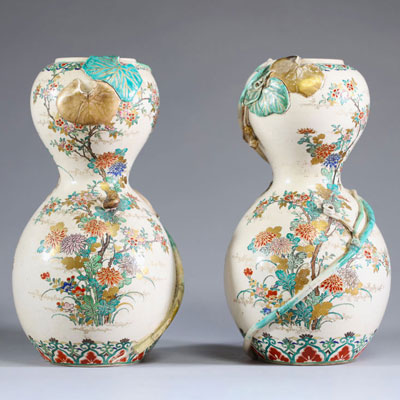 Japon - Paire de vases en porcelaine à décor en relief de feuilles et d'escargots, motif floral émaillé, marque en creux sous la base.