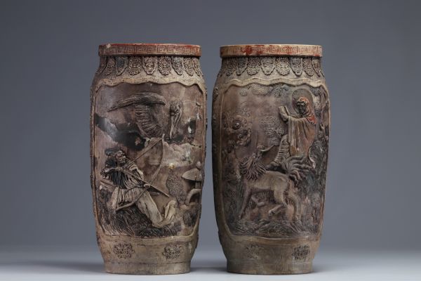 Japon - Paire de vases en grés à décor de personnages et d'animaux, époque Meiji.