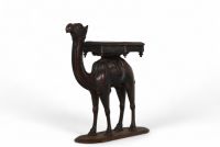 Inde - Table d'appoint sculptée en forme de chameau, vers 1900.