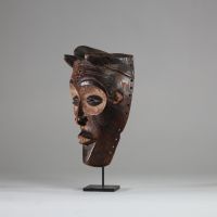 masque Mwana Pwo Chokwe/ Tshokwe, RD Congo, Angola. Bois, patine ancienne, usure d’utilisation. H : 22 cm Ancienne collection privée, Namur