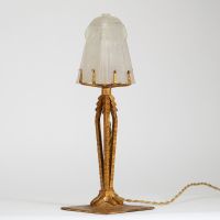 lampe de  table en fer forgé doré et verre moulé signé SABINO