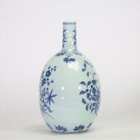 Chine, rare gourde de pèlerin en porcelaine bleu et blanc à décor d’oiseaux sur branches fleuries, dynastie Qing, probablement époque Qianlong (1736–1795).