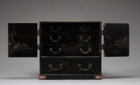 Japon - Petit cabinet en laque noire et or à décor de coq et de poule, fin d'époque Meiji.