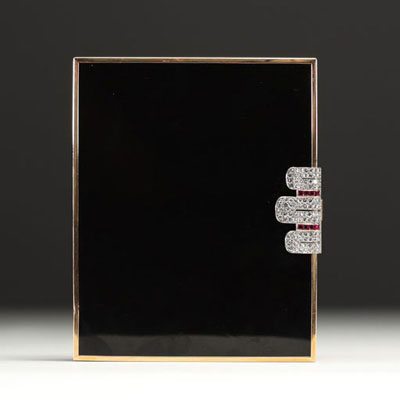 VAN CLEEF & ARPELS - Rare minaudière in black lacquer and 18k gold, clasp adorned with diamonds and rubies.
