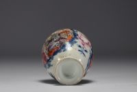 Chine - Vase en porcelaine polychrome à décor de personnages, Qianlong.