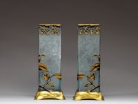 Paire de vases Art Nouveau de la cristallerie Baccarat en verre givré dégagé à l'acide à décor de fleurs noires et or sur monture en bronze.