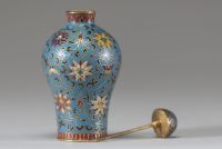 Flacon tabatière en émail cloisonné à décor floral, Chine, marque Qianlong