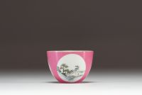 Chine - Petit bol en porcelaine polychrome famille rose, époque République, marque sous la pièce.