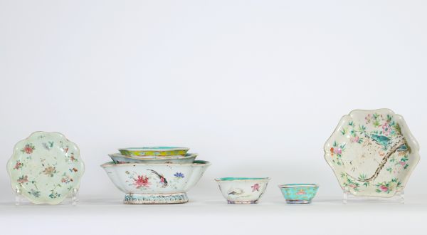 Lot de sept récipients en porcelaine de Chine famille rose à décor polychrome de fleurs, oiseaux et papillons, XIXe siècle.