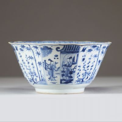 Chine, grand bol en porcelaine bleu et blanc, XVIIIe siècle Élégant bol chinois en porcelaine à décor peint en bleu sous couverte sur fond blanc, de forme évasée à panse cannelée. Le décor alterne scè