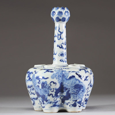 Chine – Vase en porcelaine à décor bleu et blanc de lions bouddhiques dans les nuages
