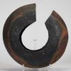 Bracelet-monnaie traditionnel, probablement originaire de la région du Congo ou d’Afrique centrale, en cuivre patiné et martelé, de forme semi-circulaire largement ouverte, à bords épais et galbés.  Utilisé à la fois comme bijou ornemental et monnaie d’échange