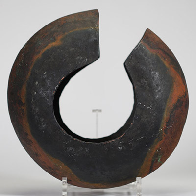 Bracelet-monnaie traditionnel, probablement originaire de la région du Congo ou d’Afrique centrale, en cuivre patiné et martelé, de forme semi-circulaire largement ouverte, à bords épais et galbés.  Utilisé à la fois comme bijou ornemental et monnaie d’échange