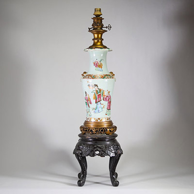 Lampe en porcelaine famille rose à décor de personnages - Asie, fin XIXᵉ siècle.