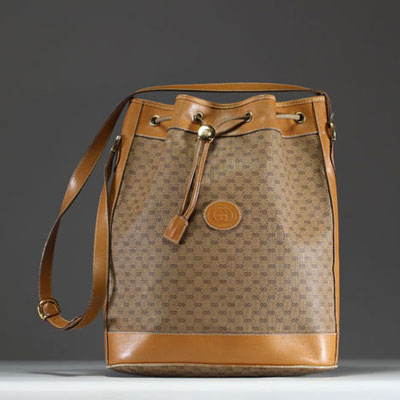 GUCCI - Sac besace en cuir et tissus monogrammé, vers 1980, marque et numéro de série.