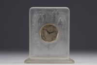 René LALIQUE (1860-1945), petite pendule en verre moulé à décor d'hirondelles vers 1930.