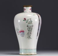 China - Lot of Famille Rose porcelain, 19th century, mark under the vase.