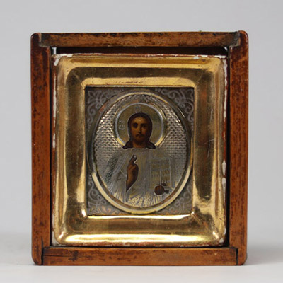 Icône de voyage en argent repoussé, Russie, vers 1900 Petite icône orthodoxe portative représentant le Christ Pantocrator, réalisée en argent finement repoussé et gravé
