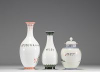 Chine - Ensemble de deux vases et un pot couvert en porcelaine polychrome, époque République.