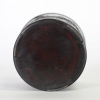 Rare pot à pinceaux en bois sculpté à décor de paysages, oiseaux et pivoines, Chine, XVIIIe siècle.