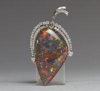 Pendentif opale noire d’Australie et diamants sur monture en or blanc et gris, un certificat d'expertise gémologique est fourni avec le bijou.
