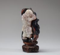 Chine - Tabatière en quartz sculpté représentant un personnage sur fond en agate et montée sur socle en bois, XIXème.