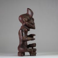 : Très jolie statuette Chokwé représentant le héros civilisateur « Tshibinda Ilunga ». Bois, patine ancienne, traces d’usage et usures aux points de contact. Nombreux ornements rituels. La posture est connue. H : 41 cm.  Collecté sur site par A.S., St Idesbald, début des années 1950