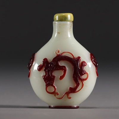 Chine - Tabatière en verre multicouche à  décor de dragons.