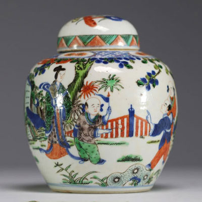 China - Green family polychrome porcelain covered pot decorated with characters, 19th century.