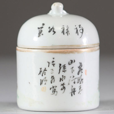 Pot couvert en porcelaine de la famille rose à décor de paysage, signé Wang Qiming, Chine, XXe siècle  Pot couvert de forme cylindrique surmonté d’un couvercle bombé, en porcelaine émaillée po