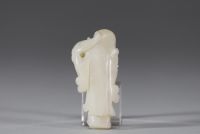 Chine - Sculpture en jade blanc d'un personnage portant un animal sur son épaule, travail du XVIIIe siècle.