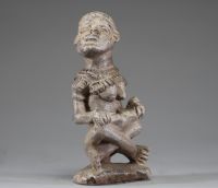 Afrique RDC - Statue funéraire « Ntadi» Bakongo représentant une maternité assise, Congo RDC, début XXème ou antérieure.