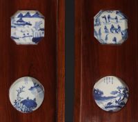 Chine - Suite de quatre panneaux ornés de seize porcelaines blanc bleu, époque Ming et Kangxi, XVIIIème.