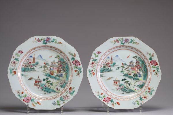 Chine - Paire d'assiettes en porcelaine polychrome émaillée famille rose à décor de paysage lacustre, de pagodes, de personnages et d'oiseaux, Qianlong, XVIIIème.