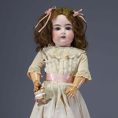 J.D. KESTNER - Poupée tête en biscuit n°105, bouche ouverte, 1898.