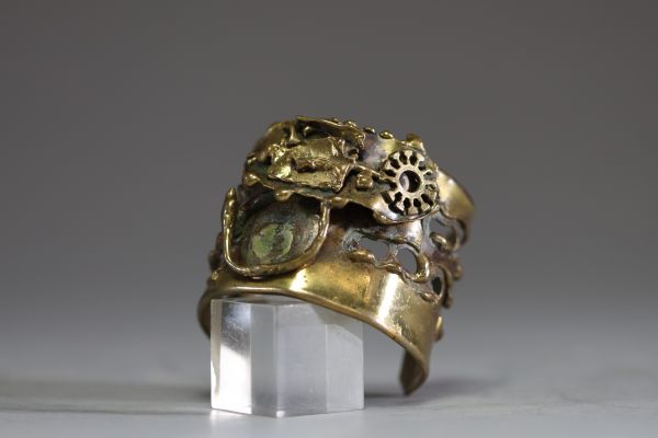 Pal KEPENYES KOVACS (1926-2021) Bracelet manchette cinétique brutaliste en bronze et laiton, vers 1970.