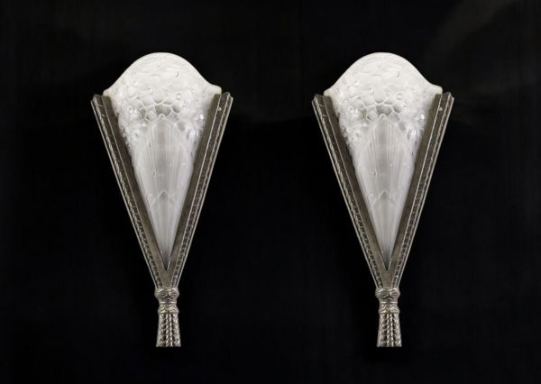 Paire d'applique Art Déco en verre moulé pressé à décor floral et bronze argenté, vers 1930.