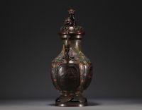 Japon - Brûle parfum en bronze cloisonné à décor de dragons et de chimères.