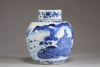 Chine - Potiche couverte en porcelaine blanc bleu à décor de paysage montagneux, de personnages et de buffle, XIXème.